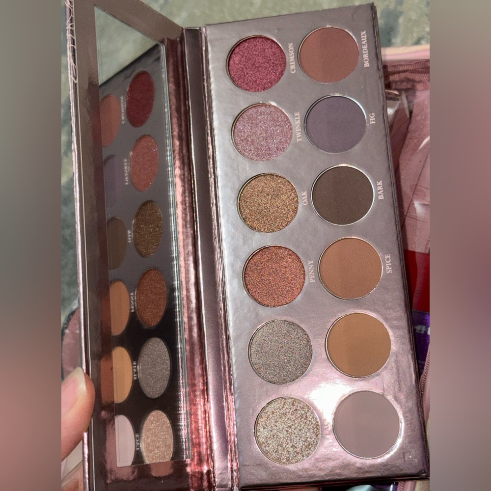 Glamorous Eyeshadow Palette with Bold Shades